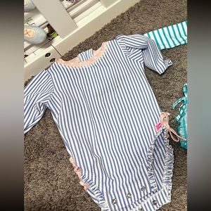 worn at most twice. Perfect condition. No stains. Size 6-12 months